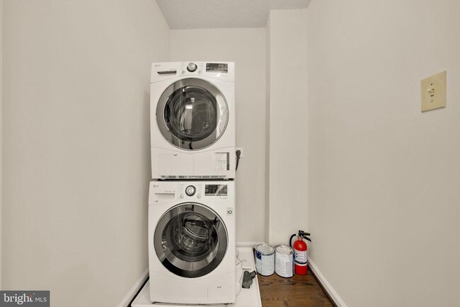 Building Photo - 1239 Vermont Ave NW