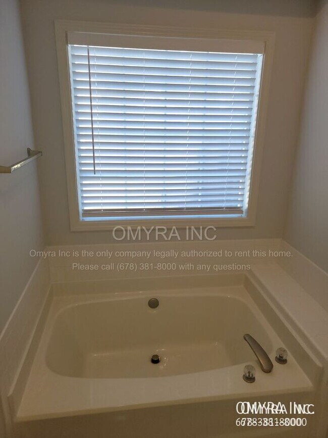 Building Photo - 3001 Rosebrook Dr