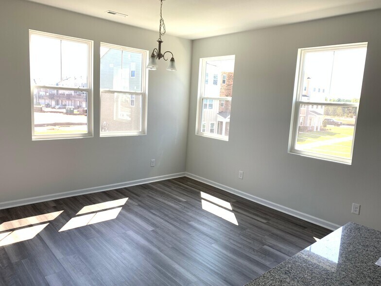 Building Photo - 5316 Daydream Dr