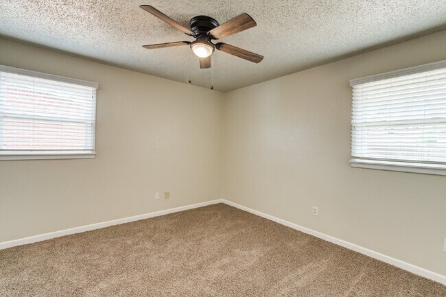 Building Photo - Spacious 3/2 in Central Lubbock!