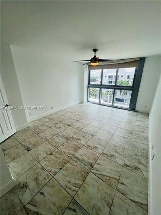 Building Photo - 2655 Collins Ave