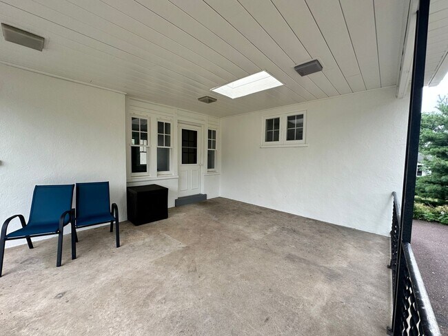 Building Photo - 200 W Cherry Ln