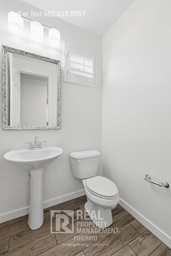 Building Photo - 2342 W Gloria Ln