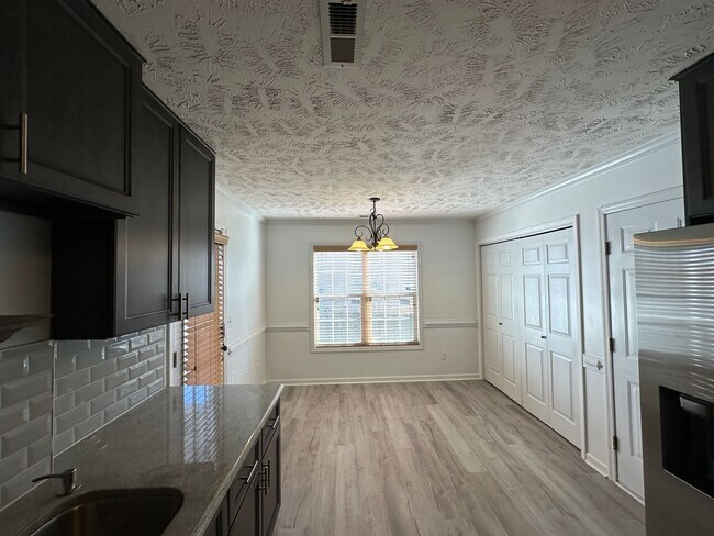 Building Photo - Well-Maintained 4 Bed 2.5 Bath with Fenced Backyard