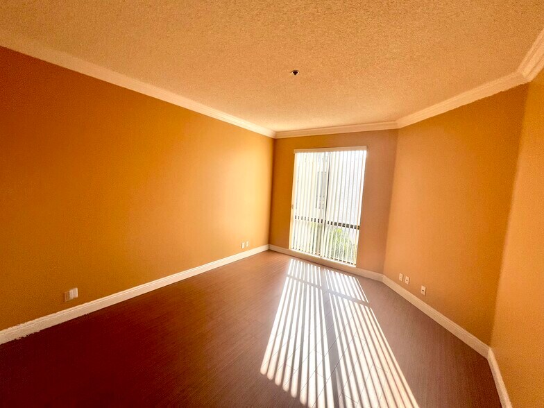 Building Photo - 533 S St Andrews Pl