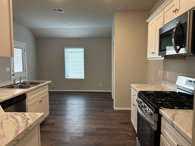 Building Photo - Brand-new 3 bedroom, 2 bath home located in historic Claremore