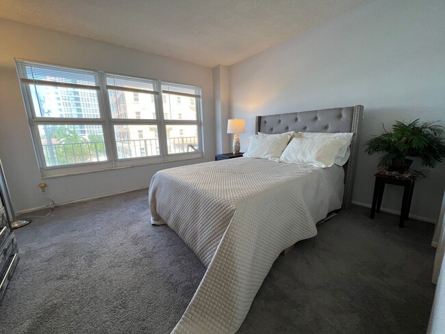 Building Photo - 2 Bed 2 Bath Condo Just Steps From The Oce...