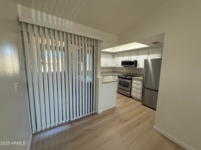 Building Photo - 461 W Holmes Ave