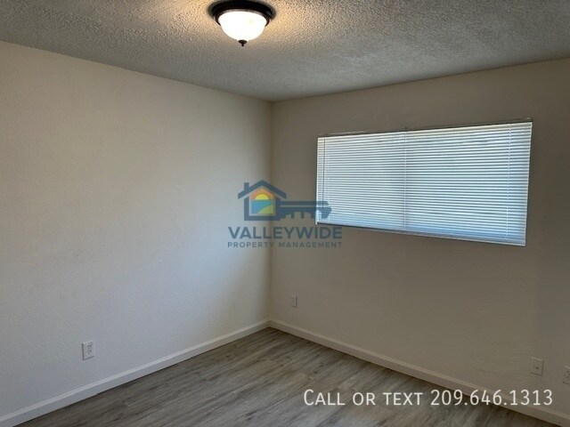 Building Photo - 1121 Roselawn Ave