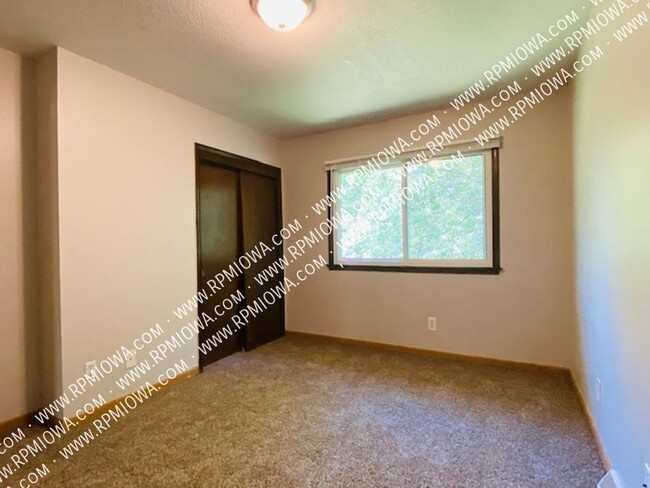 Building Photo - SOUTH DES MOINES!!  3 Bedroom, 1 Bath Dupl...