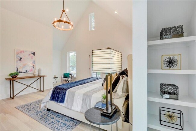 Building Photo - Light and Spacious Modern 3 bedroom