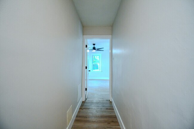 Building Photo - 4126 Sylvan Dr