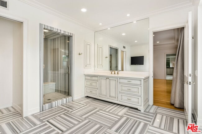 Building Photo - 709 N Maple Dr