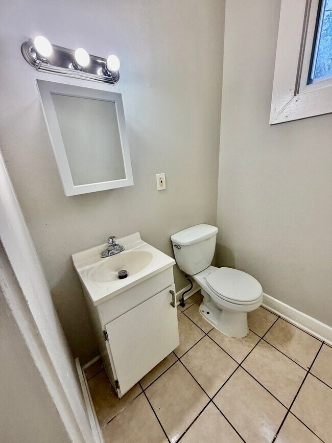 Building Photo - Large Wolcott Home Rent Ready