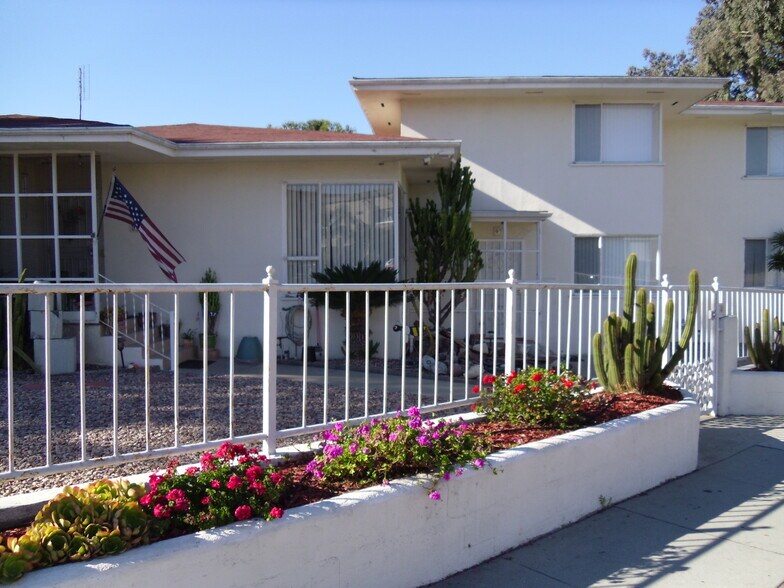 Building Photo - 935 W Beach Ave