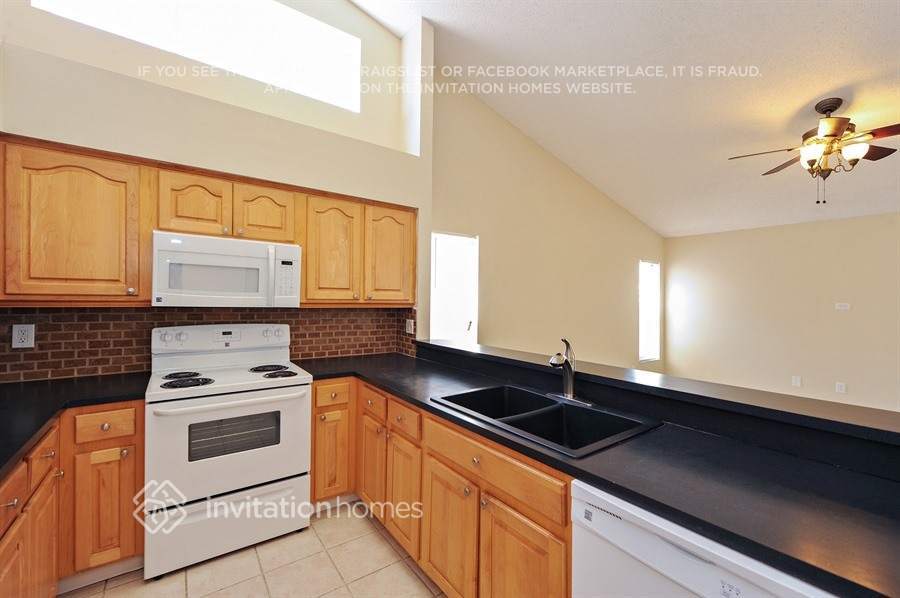 Building Photo - 8901 Eastman Dr