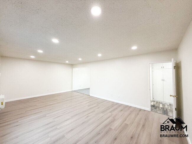 Building Photo - 5131 Buffalo Ave