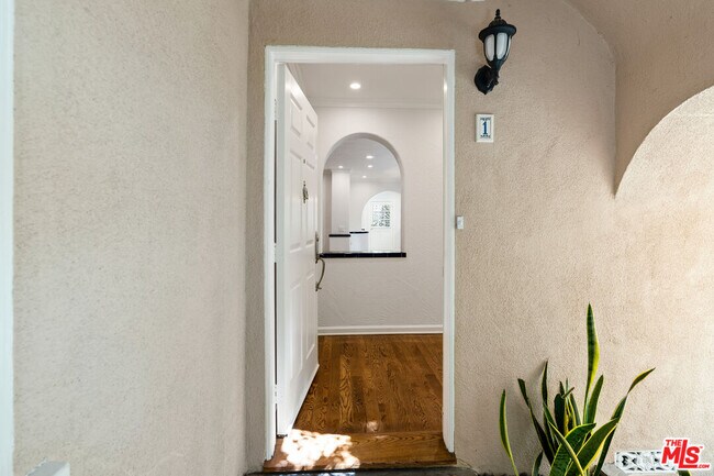 Building Photo - 910 N Alfred St