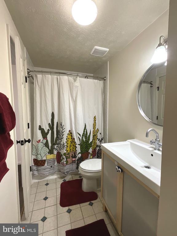 Building Photo - 9405 Chippenham Dr