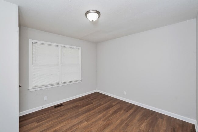 Building Photo - Comfort & Convenience in Northport – 4BR H...