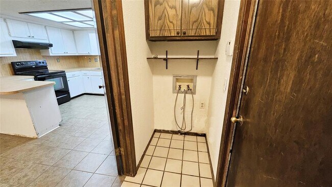 Building Photo - 211 Redbud St