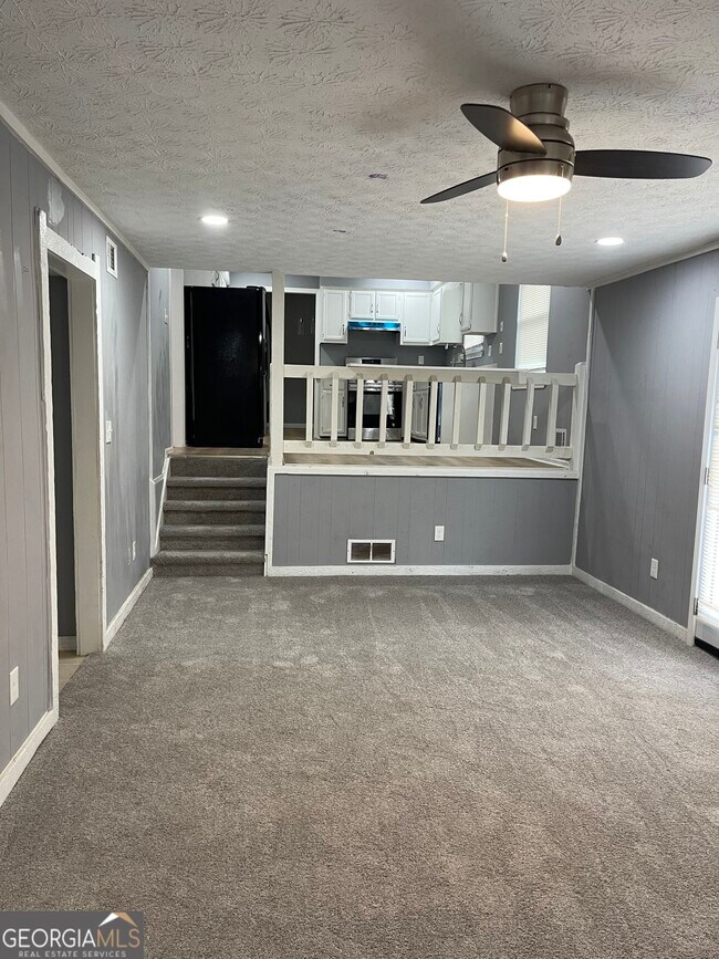 Building Photo - 235 Deerfield Dr