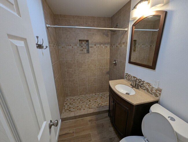 Building Photo - Spacious 6-Bedroom Home in Desirable Rocky...