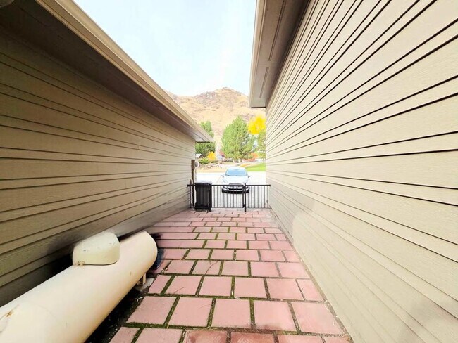 Building Photo - Gorgeous 4 Bed, 3 Bath Home w/ STUNNING RI...