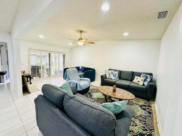 Building Photo - 5077 Forsythia St