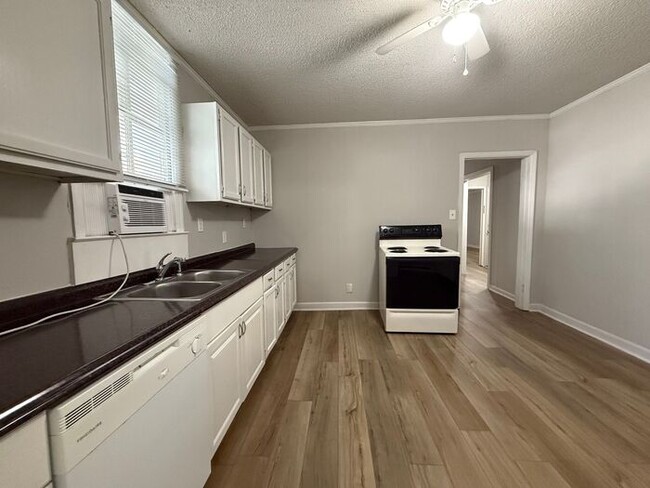 Building Photo - Renovated 4 Bedroom Duplex Unit in South Nashville - Pet Friendly!