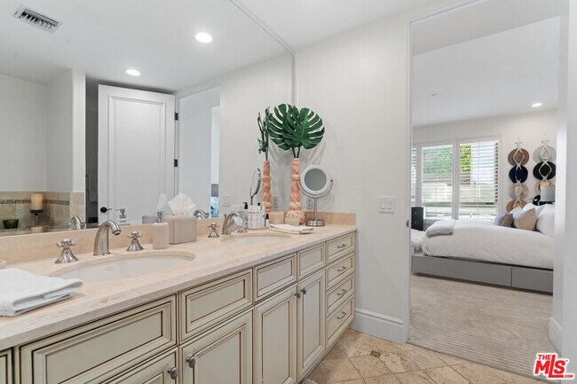 Building Photo - 137 S Spalding Dr