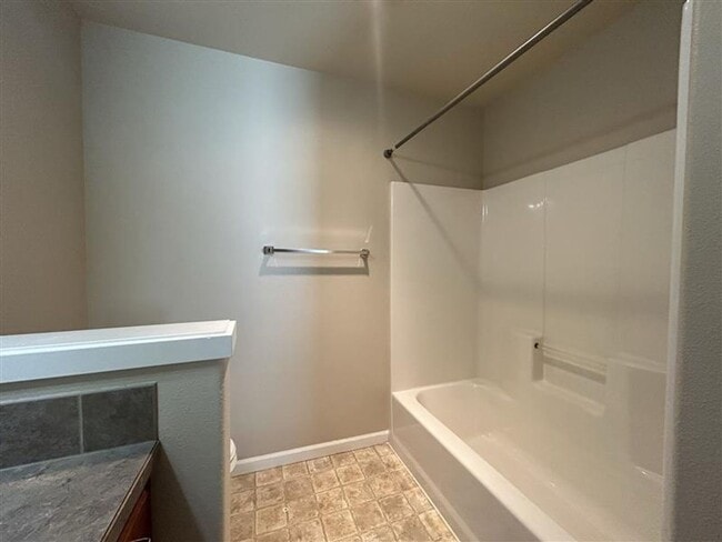 Building Photo - Move-In Ready! 3 Beds 2.5 Baths Townhome with Stainless Steel Appliances, W/D Hookups, and Gas Fo...