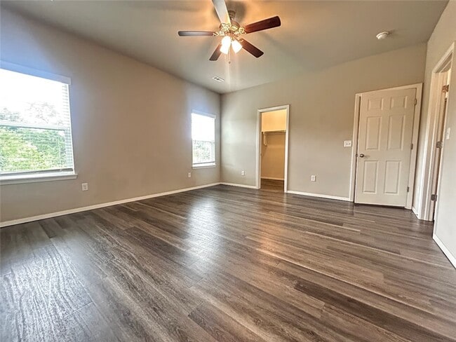 Building Photo - 949 E Sparrow Cir