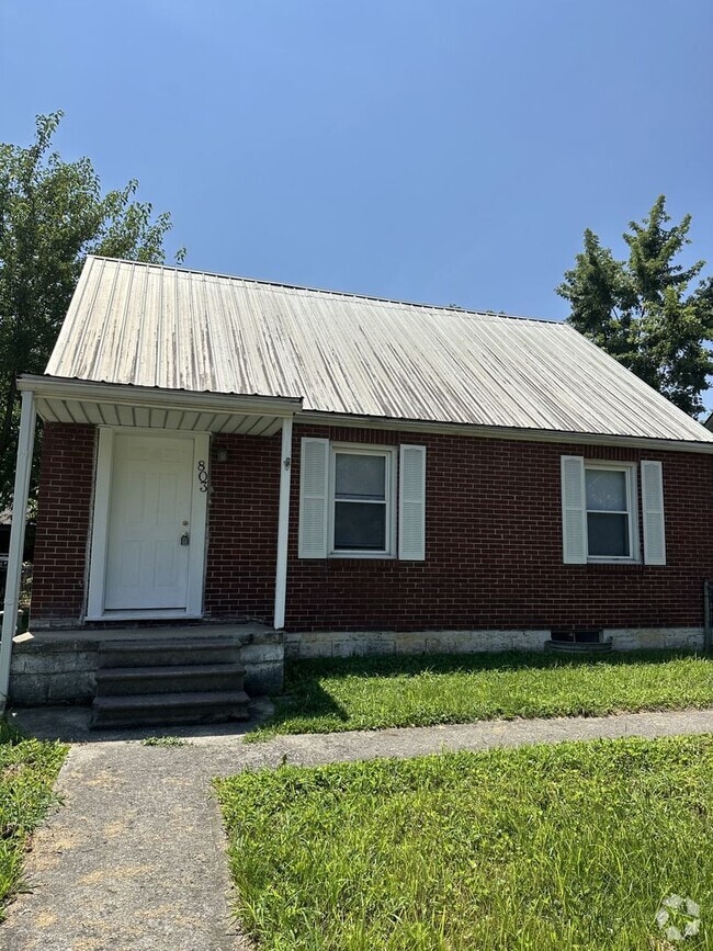 Building Photo - Three Bedroom, One Bathroom Home for rent ...