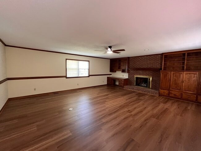 Building Photo - 209 4th St