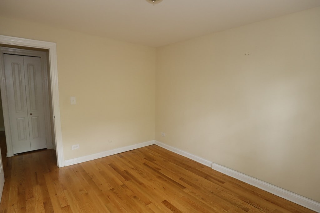 Building Photo - 450 W Barry Ave