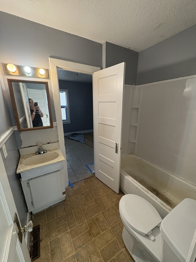 Building Photo - 2525 E Garfield Ave