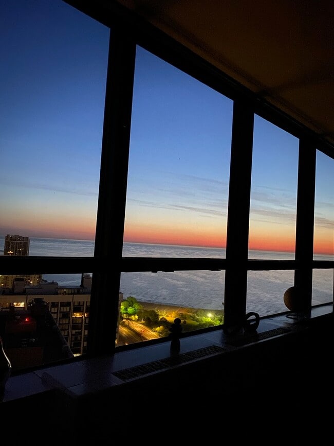 Building Photo - 5415 N Sheridan Rd