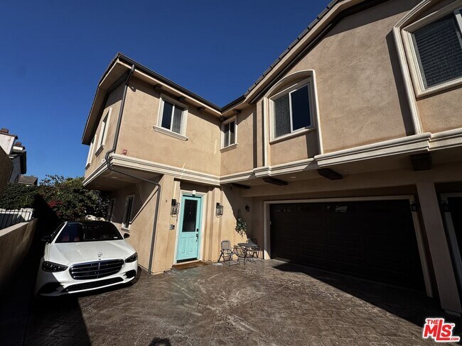 Building Photo - 2005 Robinson St