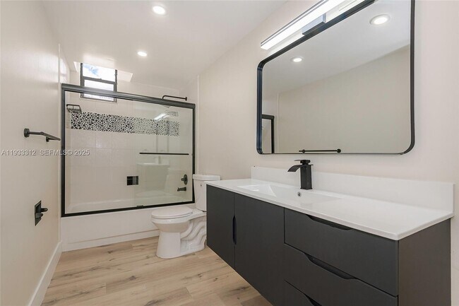 Building Photo - 2500 Parkview Dr