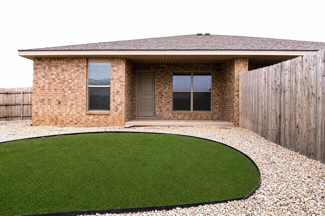 Building Photo - 2127 N Texas Ave