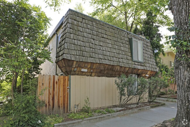Building Photo - 2318 Capitol Ave