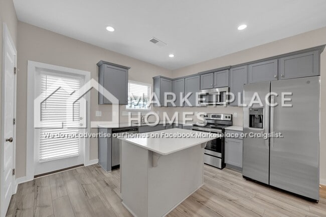 Building Photo - 170 Kings Wy