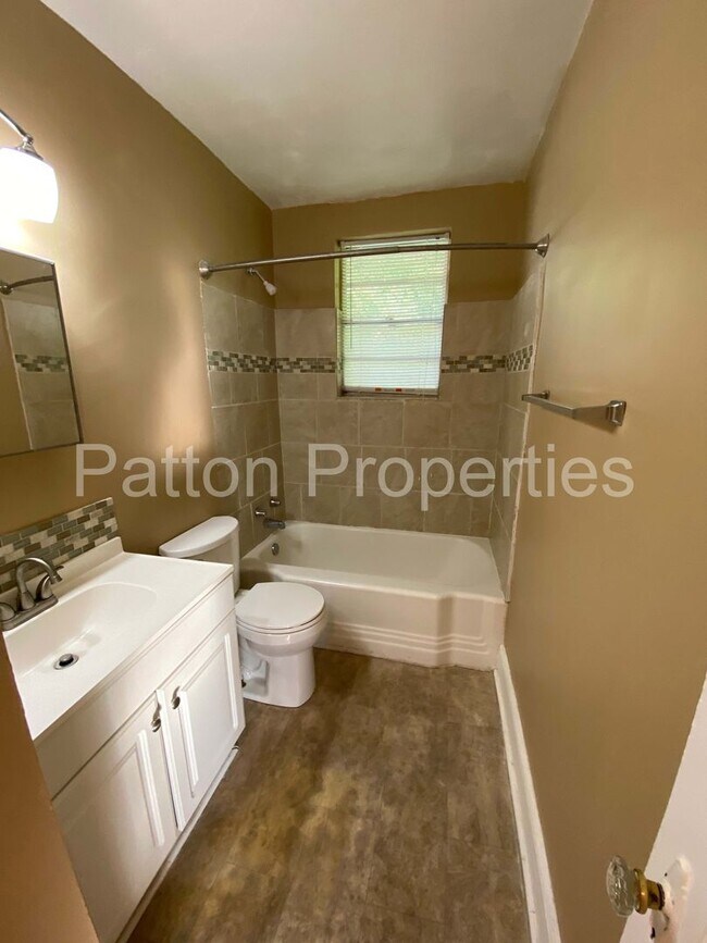 Building Photo - 1013-1015 Munsen Springs Dr - Inside CoC - R16501-02-14