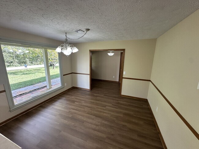 Building Photo - Single Family home in Greenhill Area!