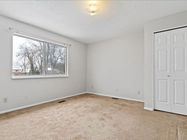 Building Photo - Salt Lake 3 bed 2 bath Family home