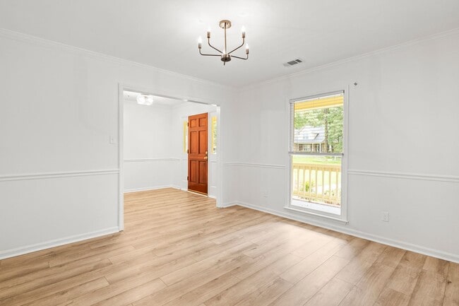 Building Photo - Renovated Home on Large Corner Lot in Coveted Strathy Hall