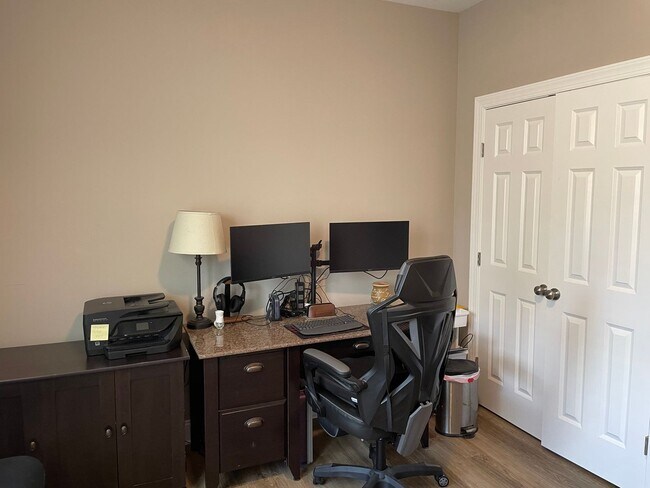 Building Photo - Avaliable October 1st 2025 Unfurnished 3 B...
