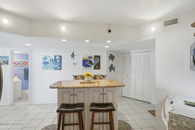 Building Photo - 925 N Halifax Ave