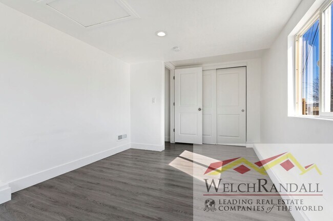 Building Photo - 3 Bed 1 Bath Available Duplex in Murray! $...